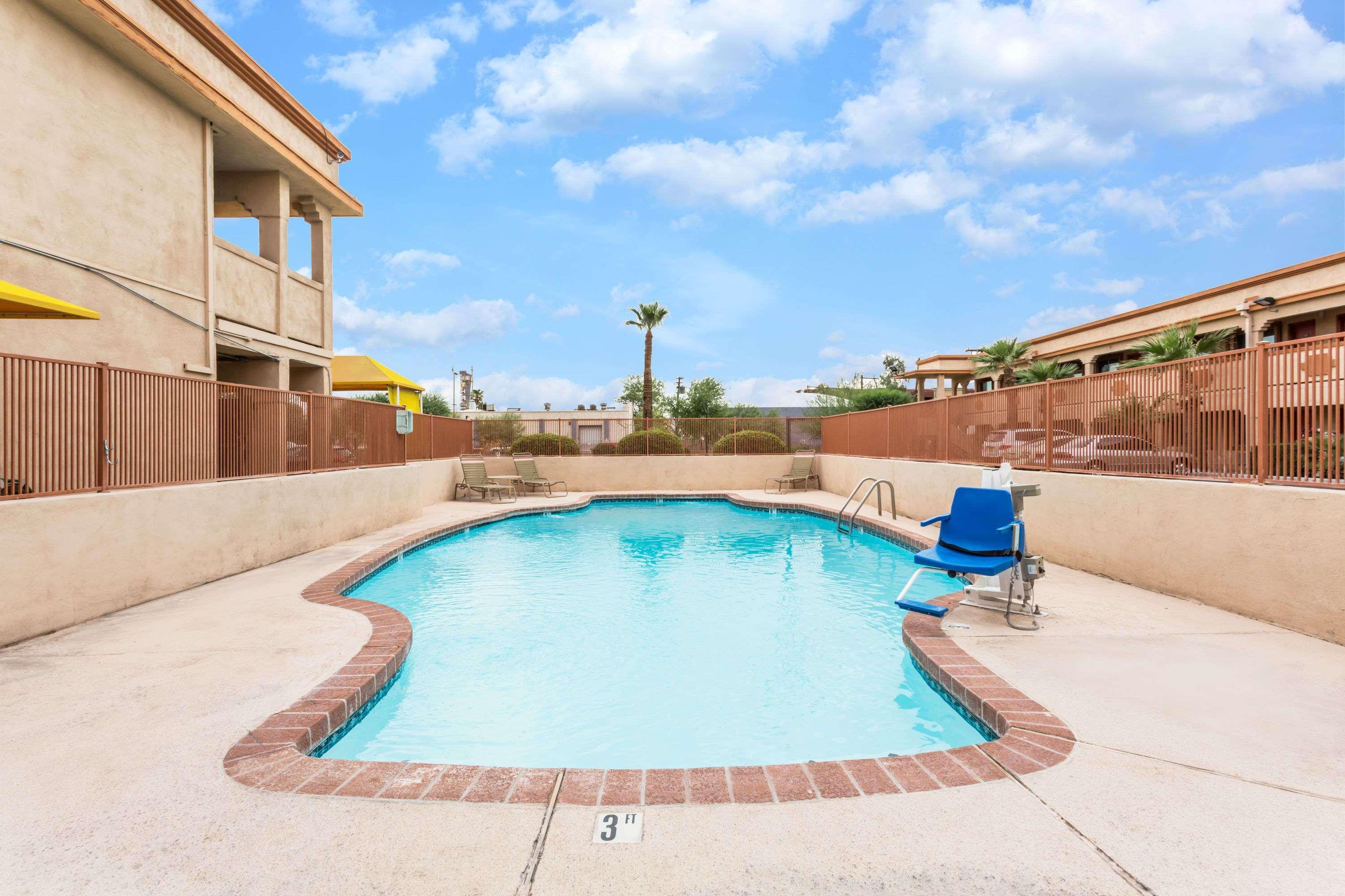 Super 8 By Wyndham Phoenix Downtown Exterior photo
